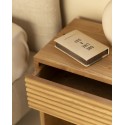 Mesita de noche de madera maciza con un cajón en tono roble medio de varias medidas